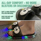 👣50% DE DESCONTO AGORA! ⚡Chinelo fofo com estampas de desenhos animados que brilham no escuro – Luzes de LED coloridas piscam a cada passo, lindos adesivos 3D de desenhos animados, material EVA macio e leve, sola texturizada antiderrapante✨