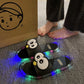 👣50% DE DESCONTO AGORA! ⚡Chinelo fofo com estampas de desenhos animados que brilham no escuro – Luzes de LED coloridas piscam a cada passo, lindos adesivos 3D de desenhos animados, material EVA macio e leve, sola texturizada antiderrapante✨